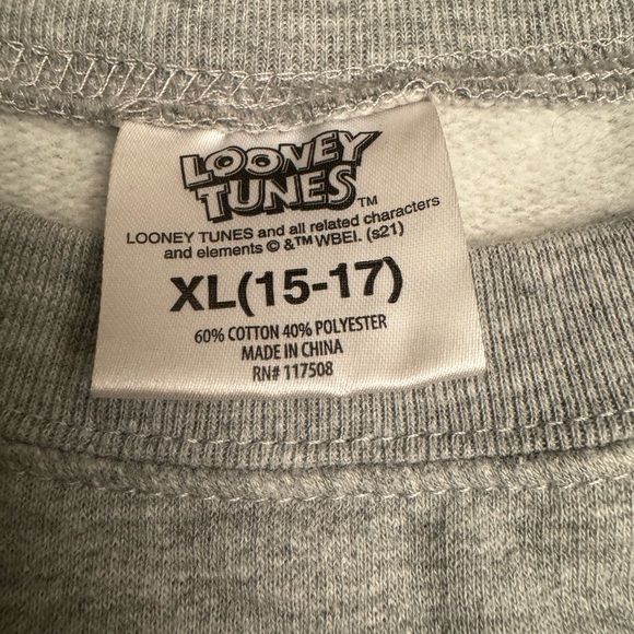 **Pre-loved** Looney Tunes Sweater Size XL (15-17) - Picture 2 of 3